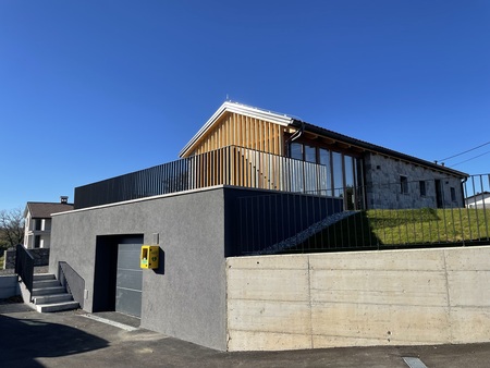 defibrilator nameščen na Vaškem domu Dolnje Ležeče)