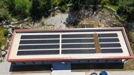 Sončna elektrarna, ki napaja objekt in po novem tudi razsvetljavo Divaške jame