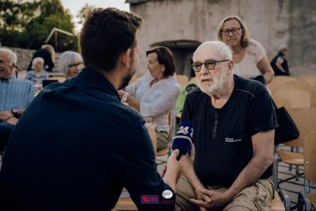 O-Divaca_Poklon-2023_BeGR8-Media__7IV1248_vecje_logo