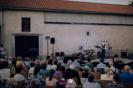 O-Divaca_Poklon-2023_BeGR8-Media__7IV1364_vecje_logo