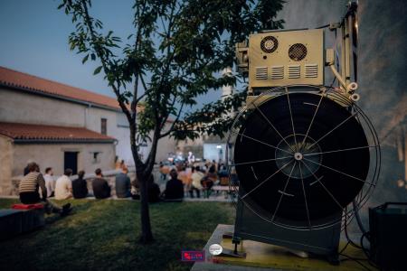 O-Divaca_Poklon-2023_BeGR8-Media__7IV1388_vecje_logo