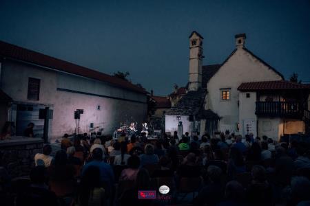 O-Divaca_Poklon-2023_BeGR8-Media__7IV1397_vecje_logo