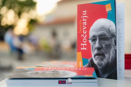 O-Divaca_Poklon-2023_BeGR8-Media__7RV6891_vecje_logo-2