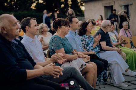 O-Divaca_Poklon-2023_BeGR8-Media__7RV6955_vecje_logo