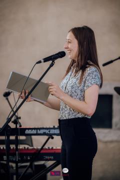 O-Divaca_Poklon-2023_BeGR8-Media__7RV6979_vecje_logo