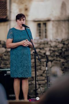 O-Divaca_Poklon-2023_BeGR8-Media__7RV6994_vecje_logo