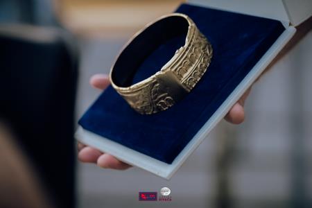 O-Divaca_Poklon-2023_BeGR8-Media__7RV7048_vecje_logo