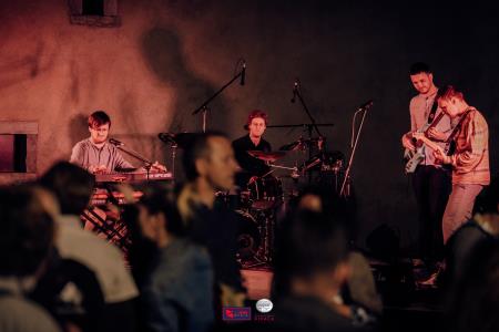 O-Divaca_Poklon-2023_BeGR8-Media__7RV7330_vecje_logo