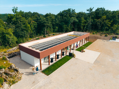 Otvoritev_Divaska-jama_DJI_20250617170116_0559_D_AIR3S_BeGR8-Media_manjse